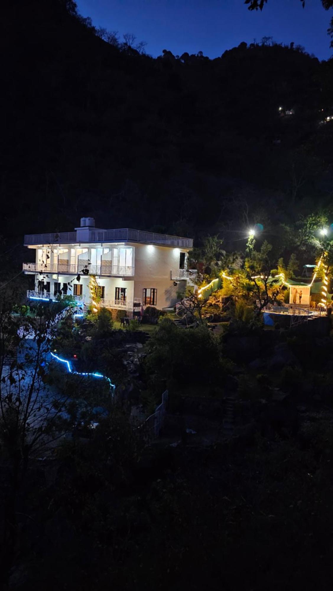 Hotel On The Rocks Kasauli Exterior foto