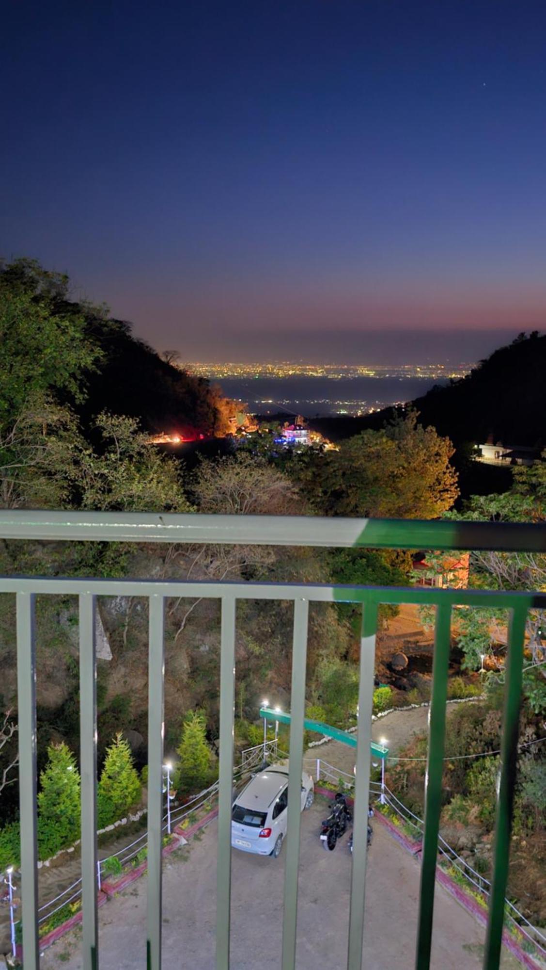 Hotel On The Rocks Kasauli Exterior foto