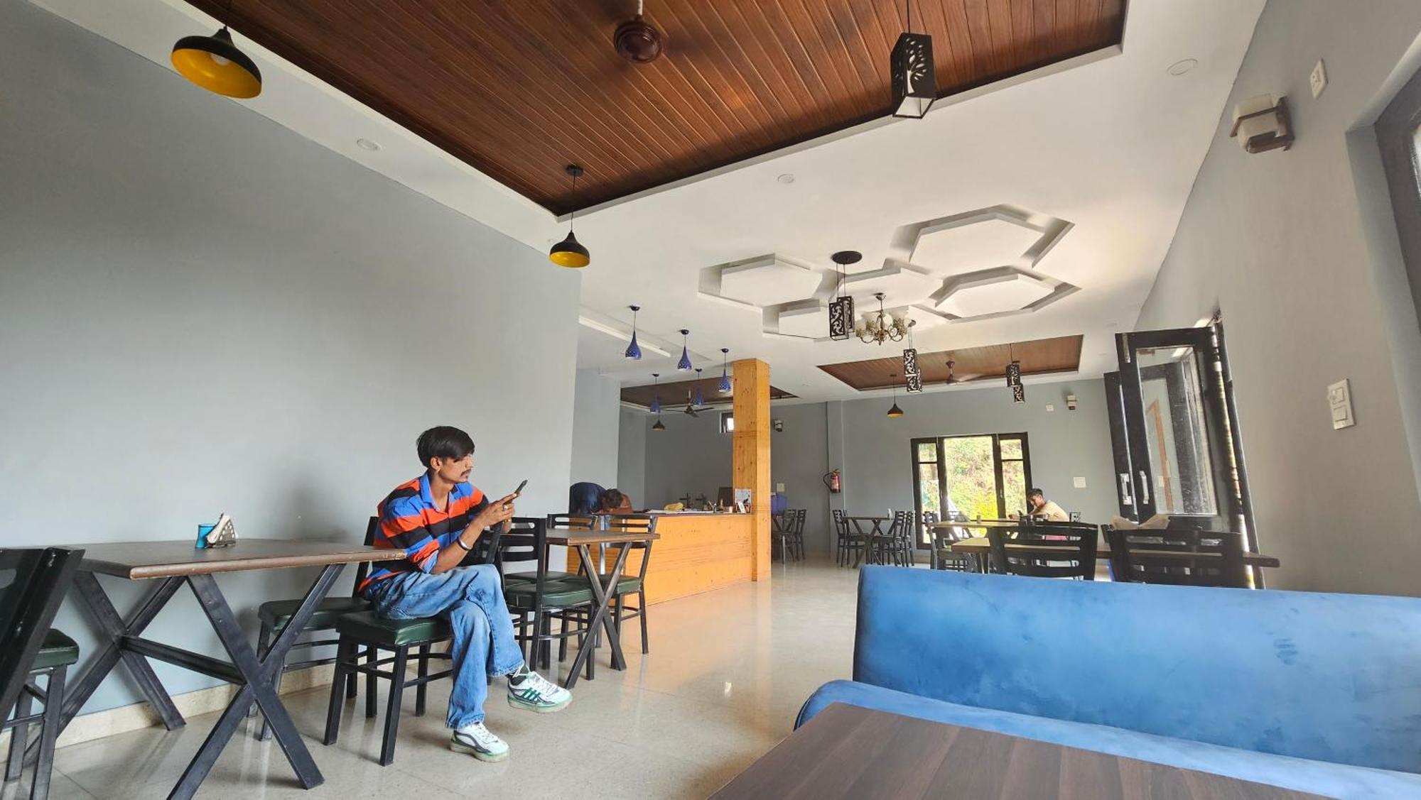 Hotel On The Rocks Kasauli Exterior foto