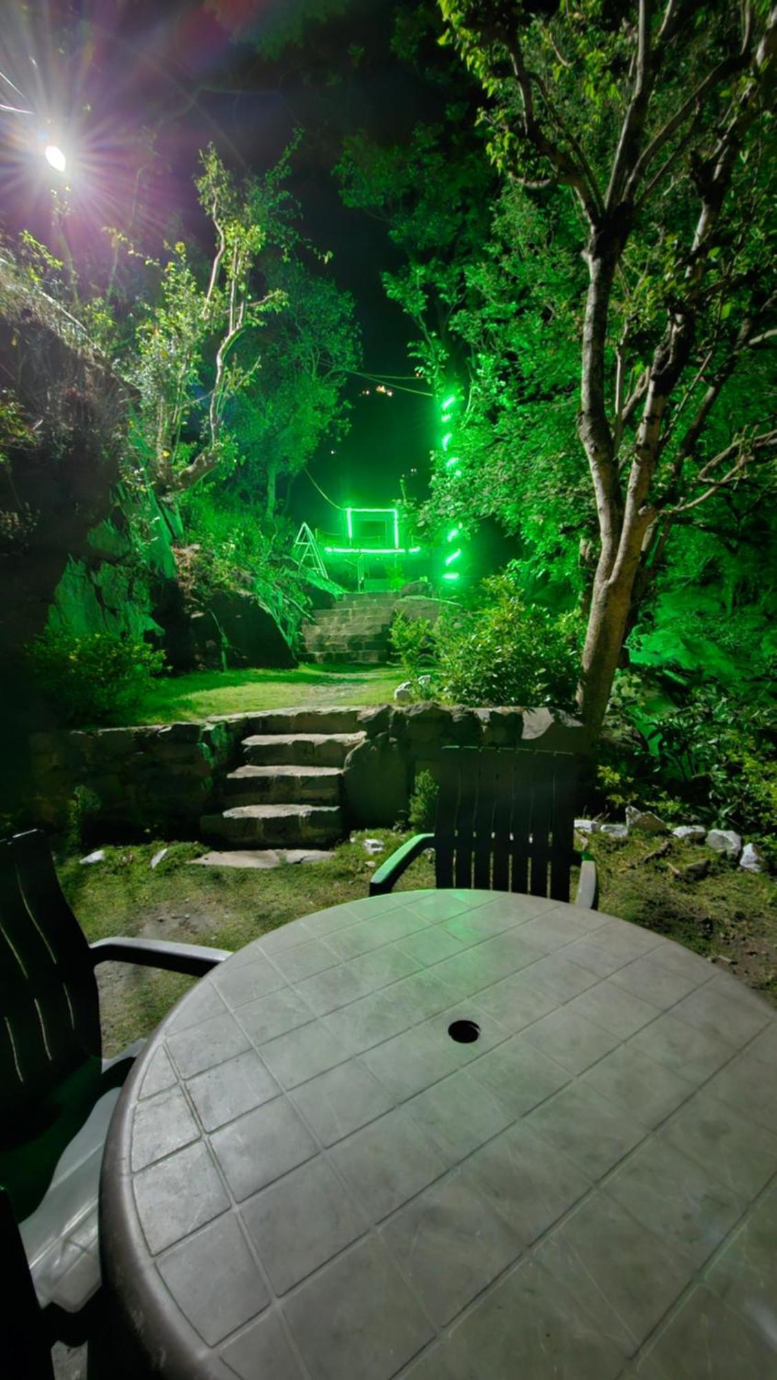 Hotel On The Rocks Kasauli Exterior foto