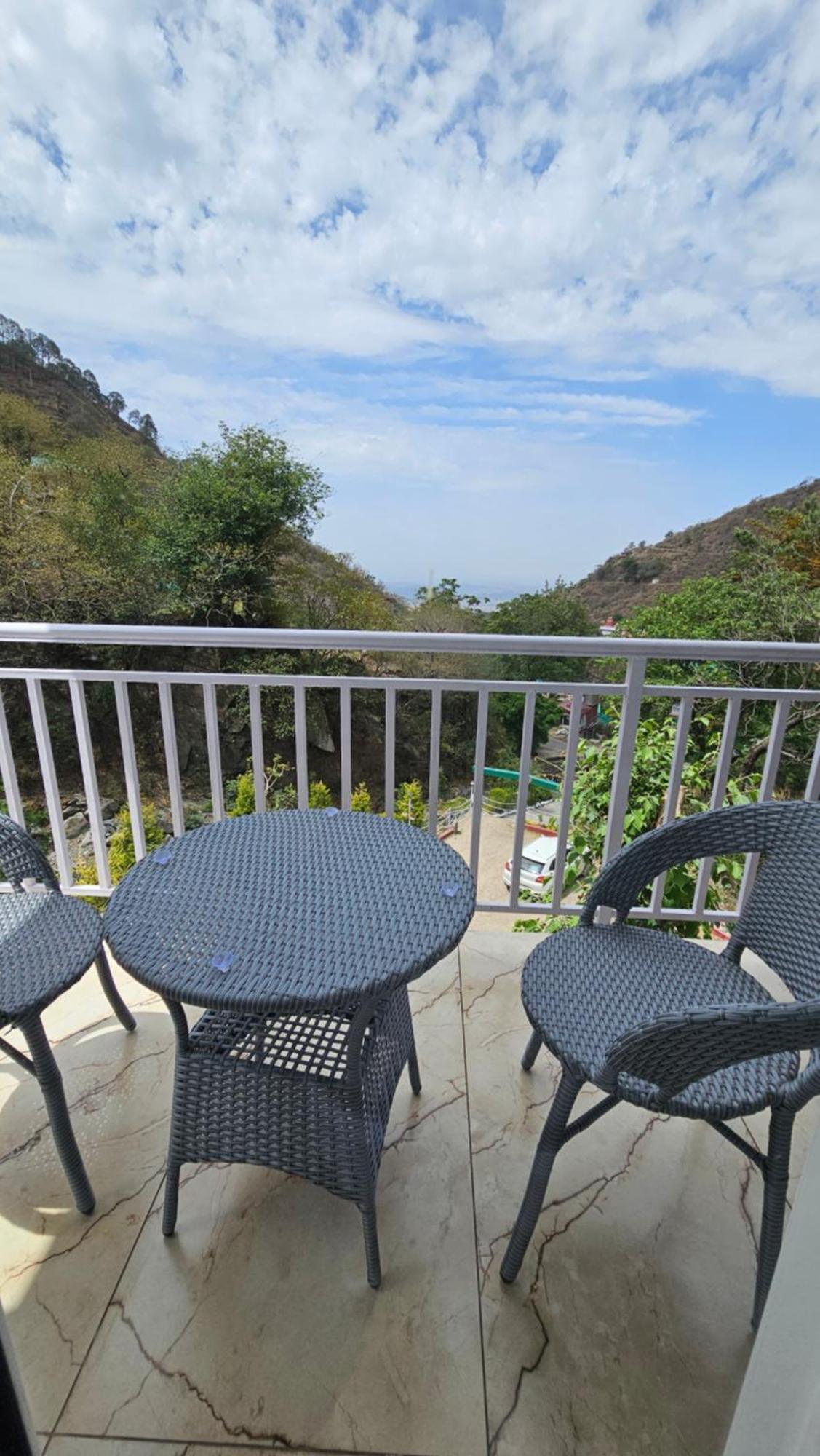 Hotel On The Rocks Kasauli Exterior foto