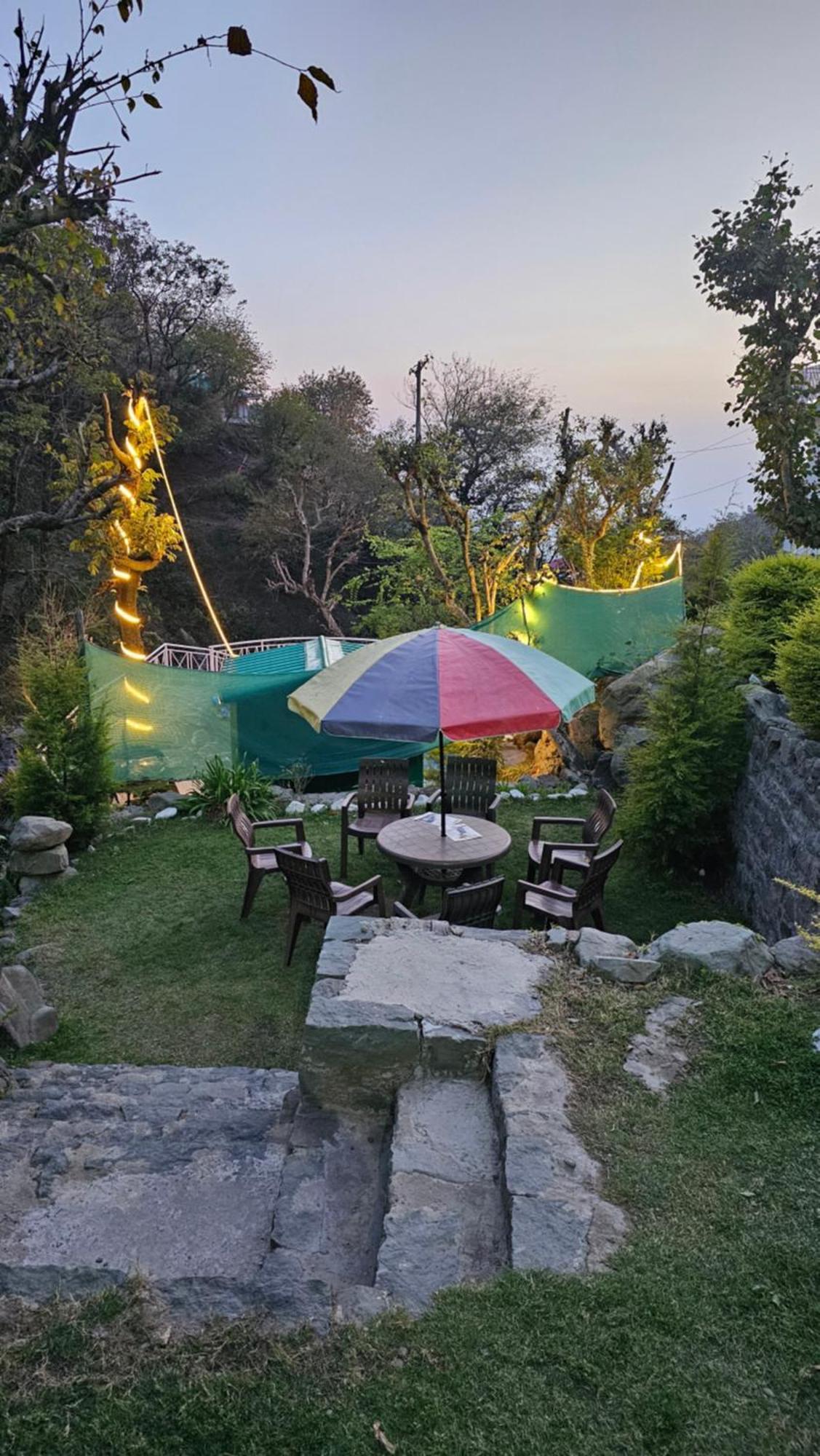 Hotel On The Rocks Kasauli Exterior foto