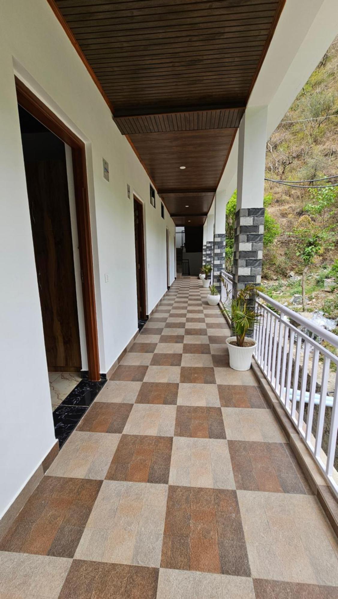 Hotel On The Rocks Kasauli Exterior foto