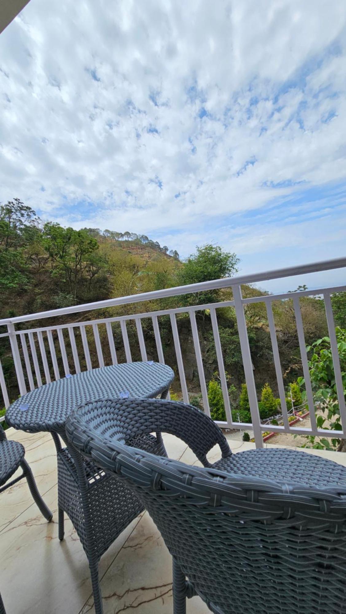Hotel On The Rocks Kasauli Exterior foto