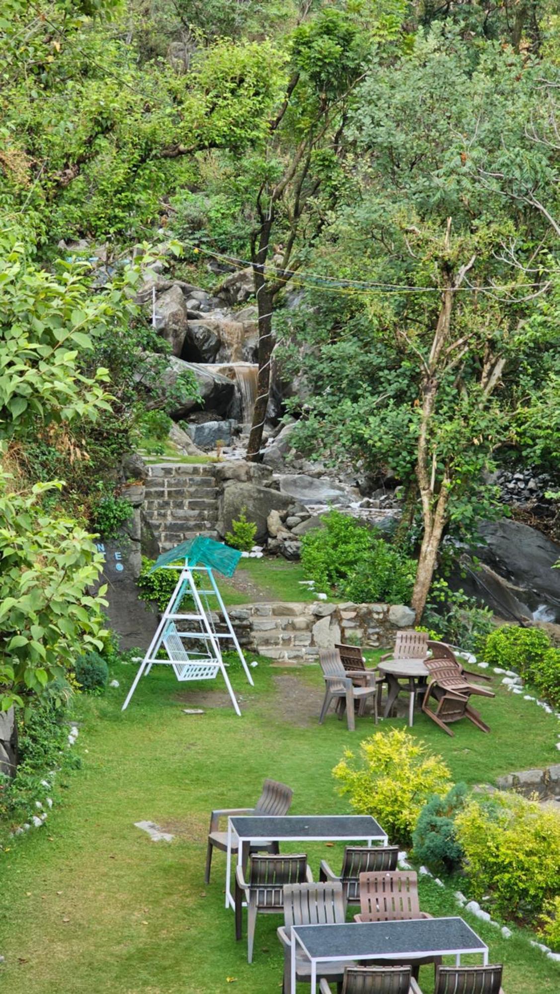 Hotel On The Rocks Kasauli Exterior foto