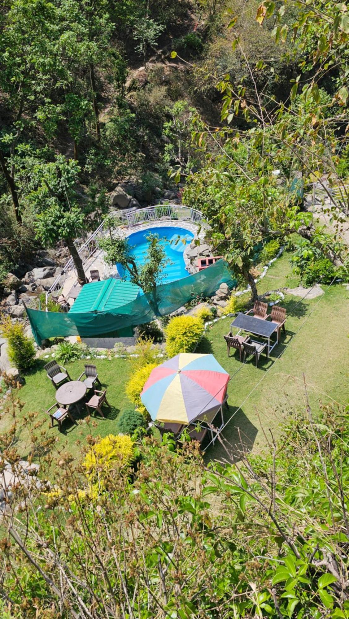 Hotel On The Rocks Kasauli Exterior foto